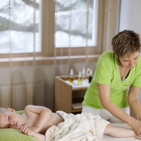 Otel Naturhotel Bauernhofer